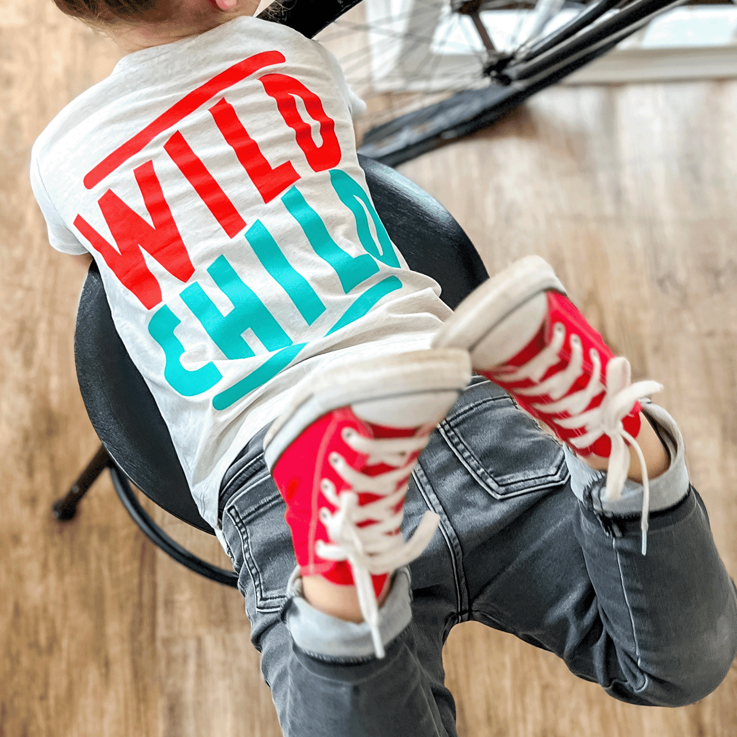 Little Riot Shirt Wild Child Kinder 1-8 Jahre Backprint großes Logo rote Schuhe